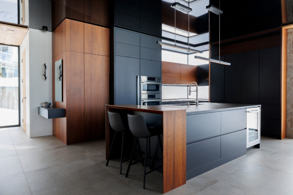 5 secrets de designers pour maîtriser la cuisine noire haut de gamme